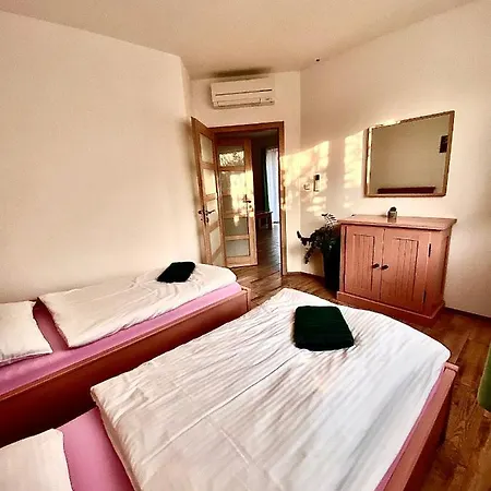 Pod Kunkou, Apartment