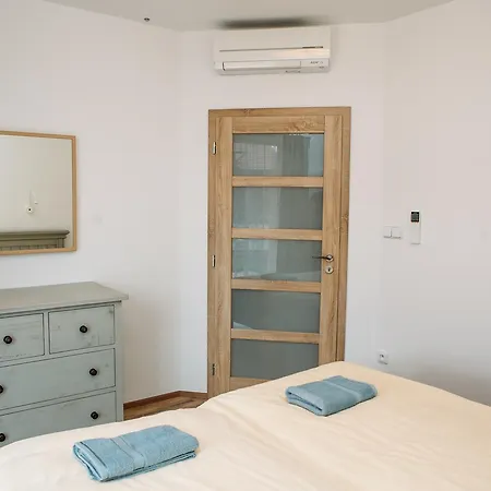 Pod Kunkou, Apartment